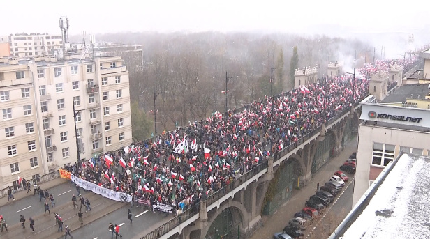 Czoło marszu na moście Poniatowskiego TVN24